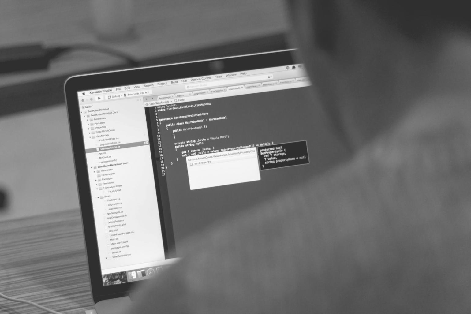 Studerende der arbejder på spiludvikling projekter på computere